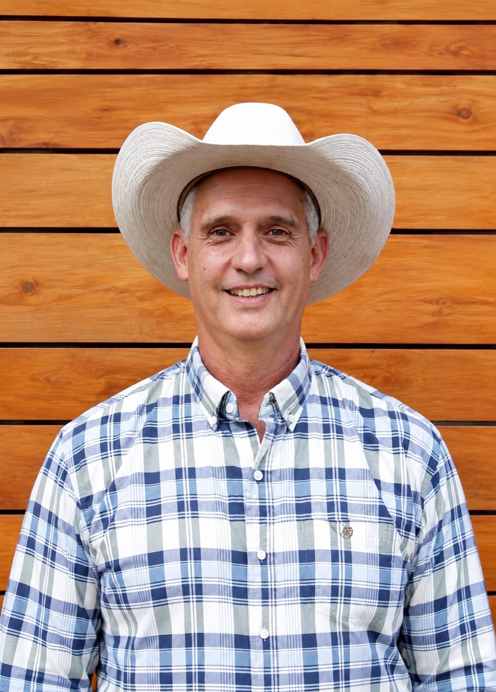 Rafael Parés, Fundador
