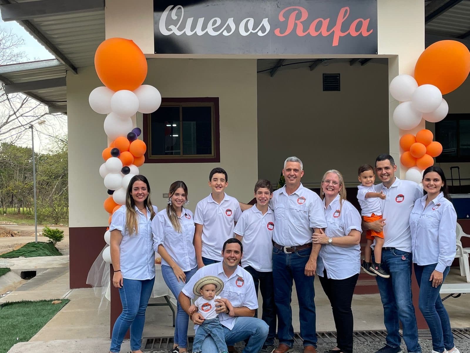 La familia celebra la inauguración de la planta nueva, en 2022
