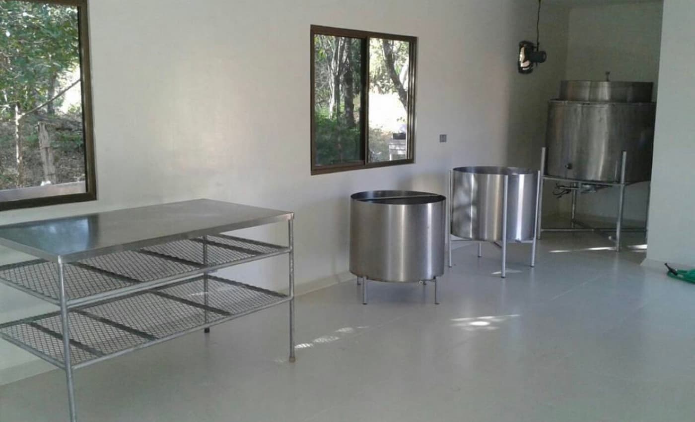 La primera planta recién terminada, con mesas y tinas de acero